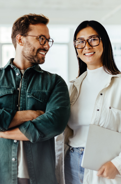 Deux collègues qui sourient au bureau